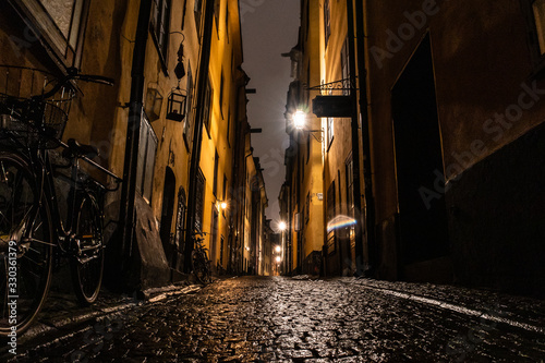 Fototapeta Naklejka Na Ścianę i Meble -  Stockholm´s narrow street at night
