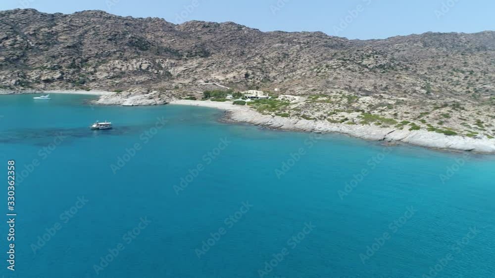 Plage de Magganari sur l'île d'Ios dans les Cyclades en Grèce vue du ciel Plage de Magganari sur l'île d'Ios dans les Cyclades en Grèce vue du ciel
