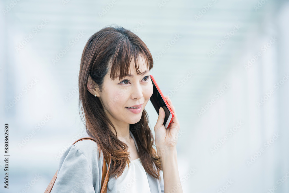 電話するビジネスウーマン 電話するビジネスウーマン