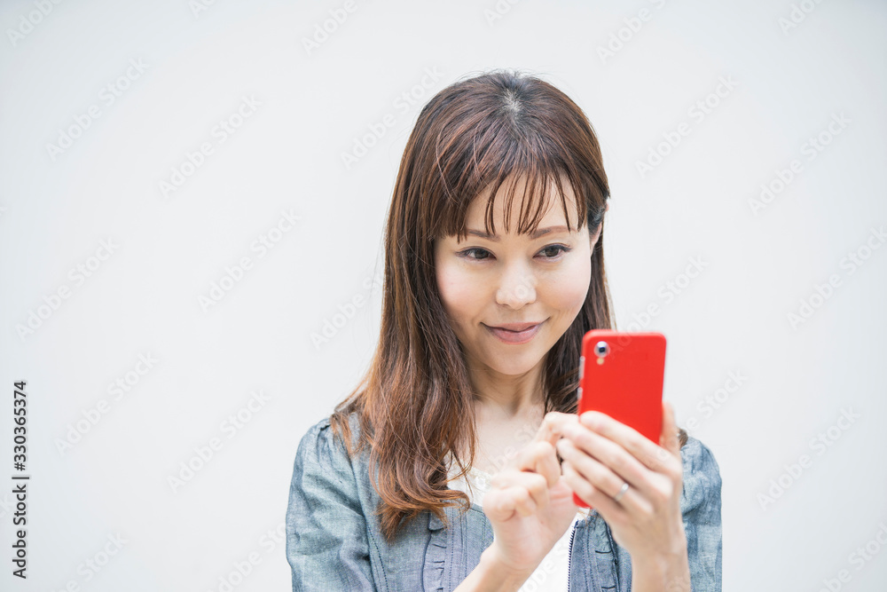 スマートフォンを操作するビジネスウーマン スマートフォンを操作するビジネスウーマン