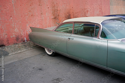 Fototapete Classic American car in the street