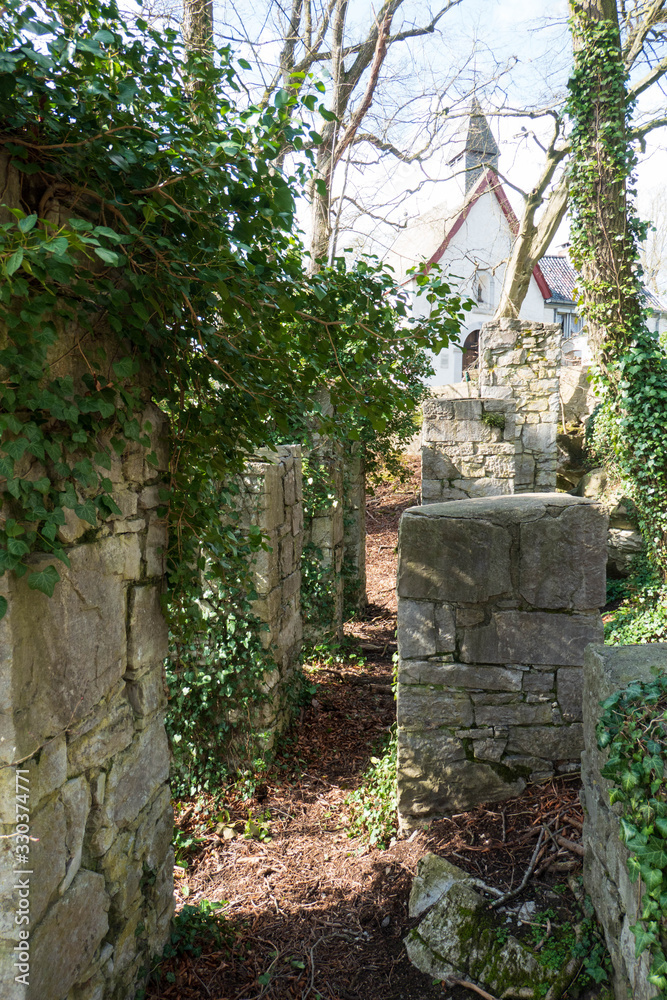 Blaustein-Relikte eines Pavillons im Klauser Wälchen, Kornelimünster Blaustein-Relikte eines Pavillons im Klauser Wälchen, Kornelimünster