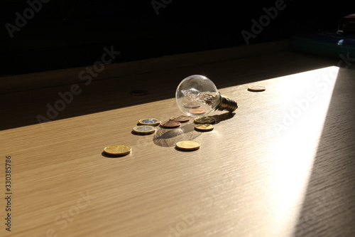Tableau sur toile Bombilla, moneda y luz