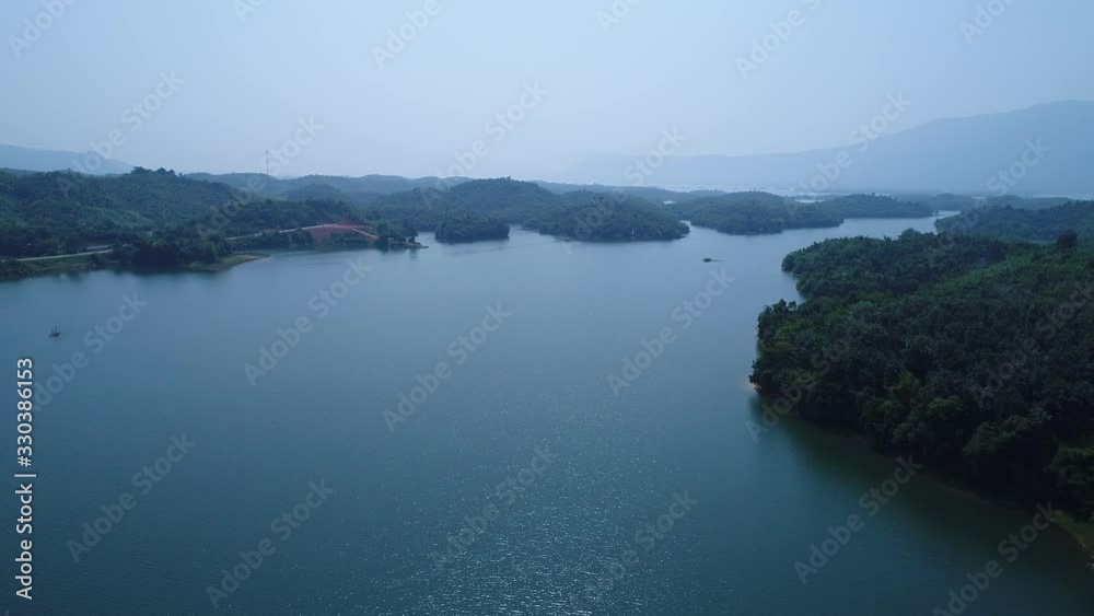 Réserve d'eau de Vang Vieng au laos vue du ciel Réserve d'eau de Vang Vieng au laos vue du ciel