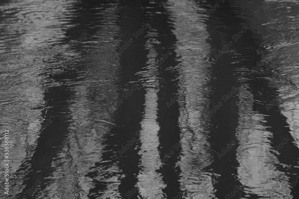 Fototapeta premium Bäume spiegeln sich im Wasser eines Flusses, Landschaft in Stille und Schönheit