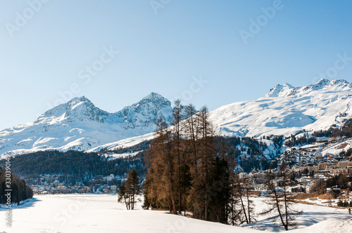 St. Moritz  St. Moritzersee  Engadiner Dorf  Corviglia  Piz Nair  Piz Julier  Piz Albana  Eisfl  che  Winter  Wintersport  Winterwanderung  Alpen  Graub  nden  Schweiz