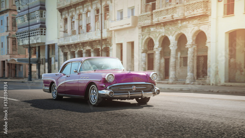 Classic old car in Havana © mikelaptev