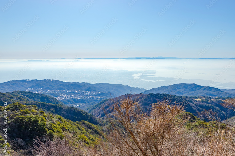 六甲山上から眺める風景・西宮、大阪方面を望む。大阪湾が霧に覆われています。