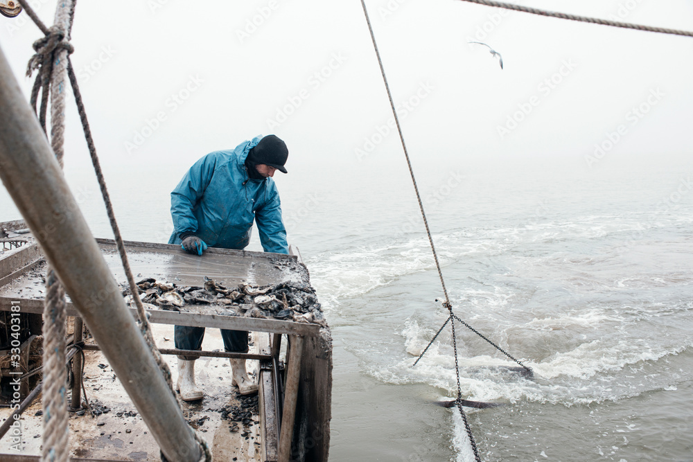 Naklejka premium Oyster Fishing, Palacios, Texas.