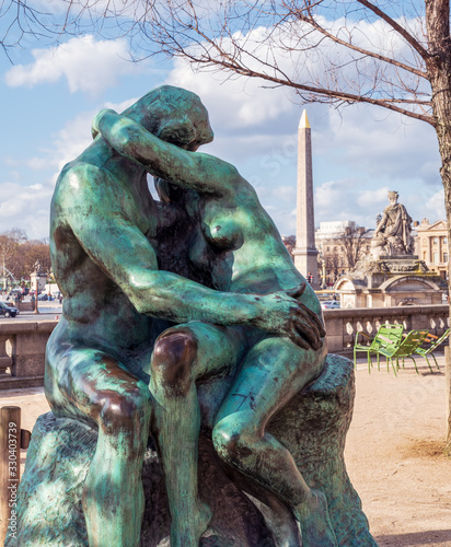 Tableau sur toile Bronze statue The Kiss by Auguste Rodin (1882) in the Tuileries Garden with Egyp