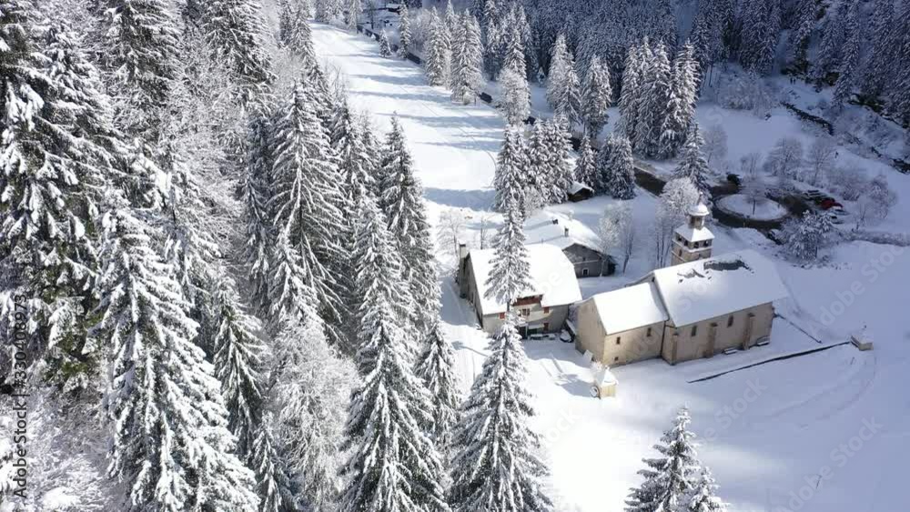 Vue aérienne par drone de Notre Dame de la Gorge sur le sentier Baroque du Val Montjoie, Les Contamines, Haute Savoie, France