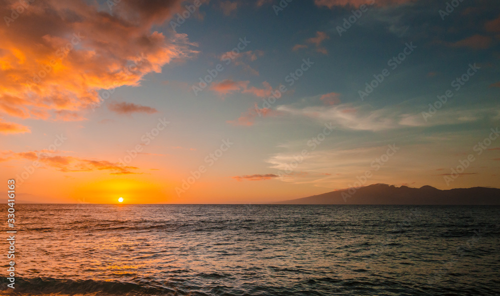 Fototapeta premium Amazing view of sunset at Kaanapali beach in Maui Hawaii USA