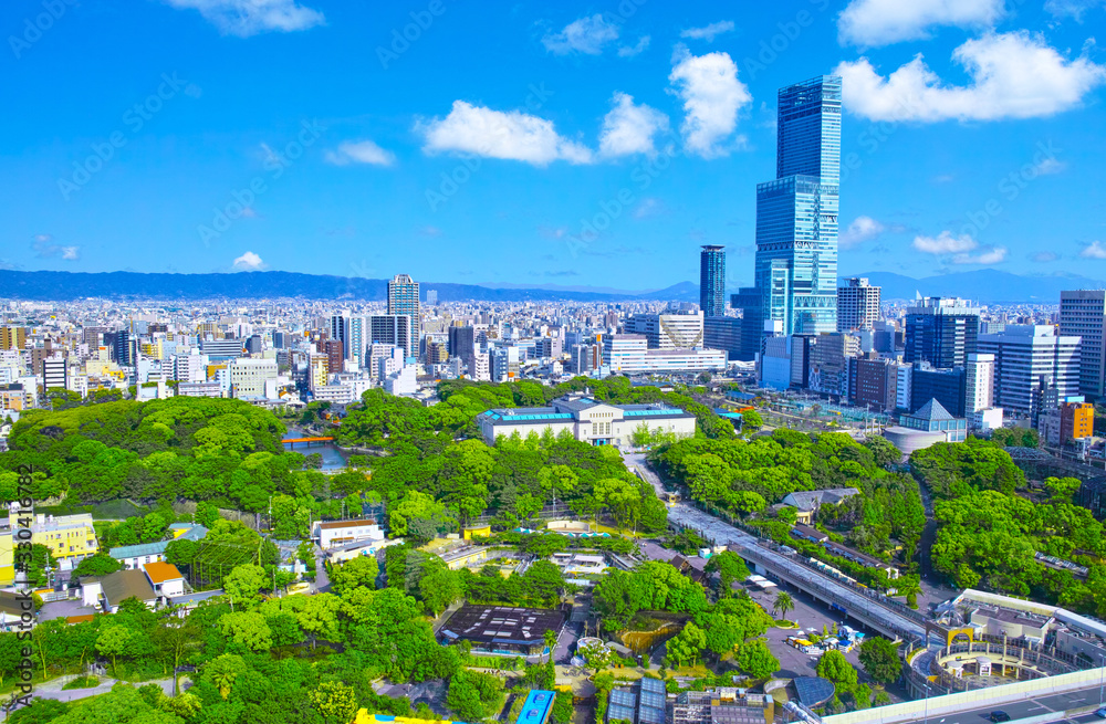Fototapeta premium 新緑の大阪府阿倍野区天王寺の景観