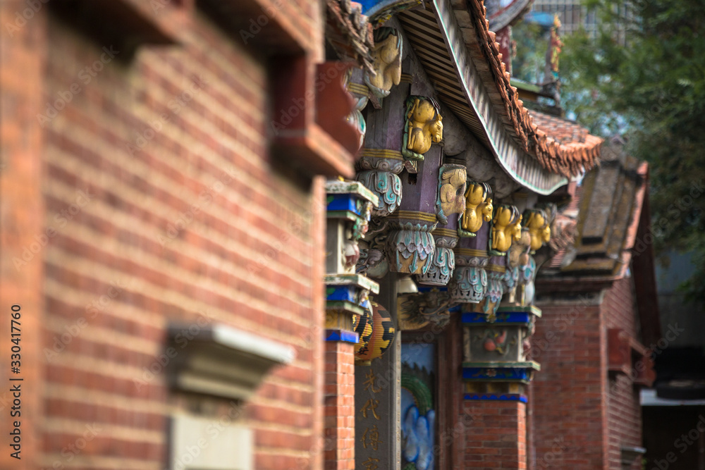 Obraz premium Dragons and mythical animals as decoration commonly seen on roof of Chinese temples around Asia