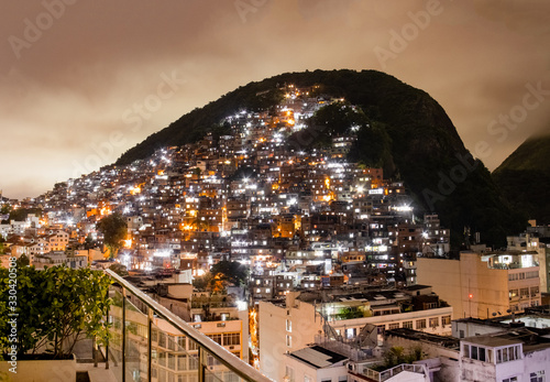 Obraz na płótnie View of Brazilian Favela nestled in the mountains in Rio de Janeiro on a cloudy night. w salonie