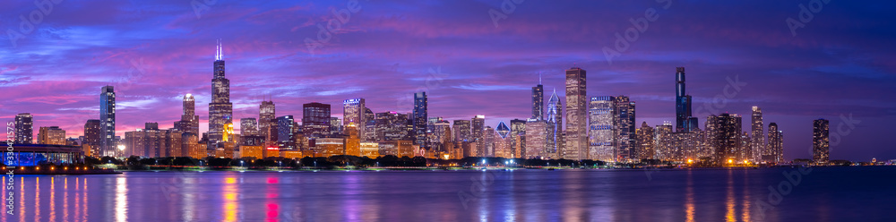 Fototapeta premium Chicago Downtown Budynki Skyline Wieczorem Zachód Słońca Zmierzch