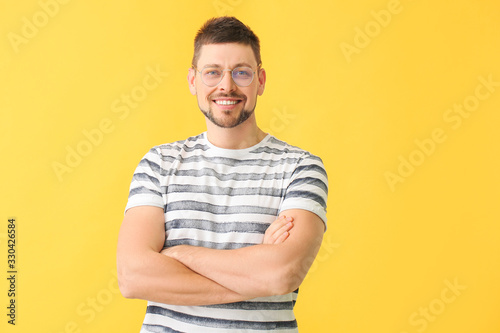 Handsome man with glasses on color background © Pixel-Shot