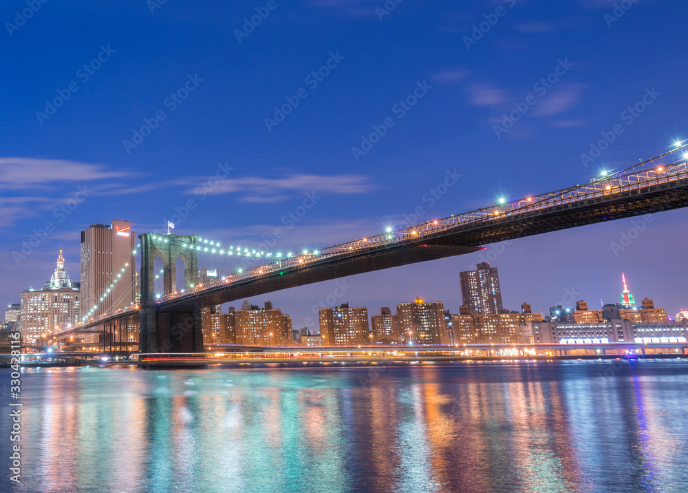 Fototapeta premium Night view of Manhattan and Brooklyn bridge