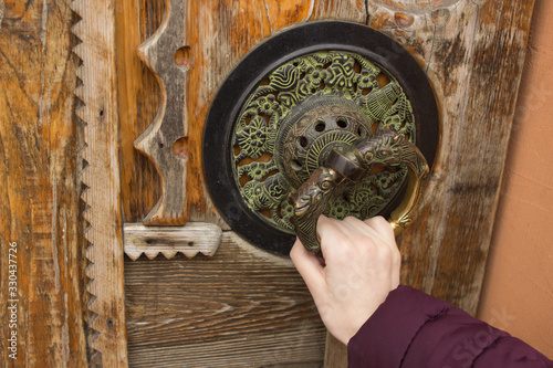 фотографія knocker, door knocker, fancy, round doorknob