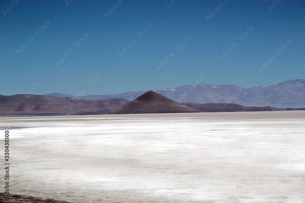 Fototapeta premium Cono de Arita in Salar of Arizaro at the Puna de Atacama, Argentina