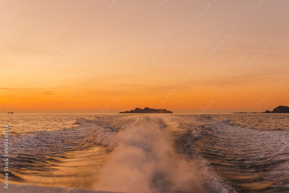 軍艦島に沈む夕陽