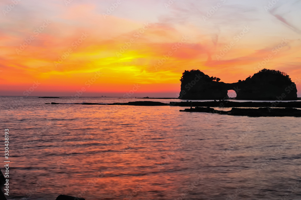白浜円月島の夕陽