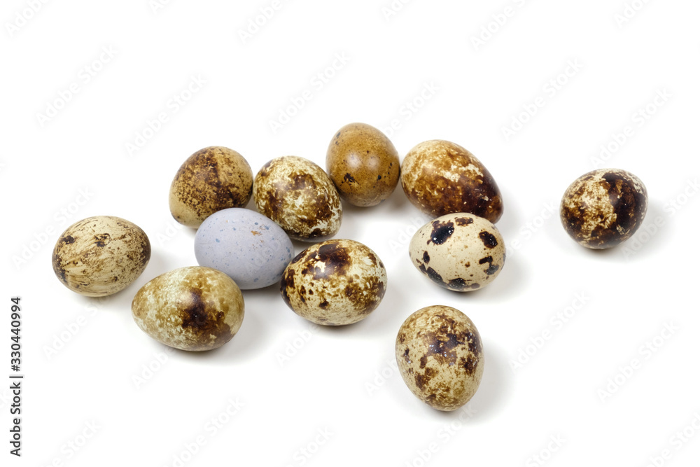Obraz premium Spotted quail eggs on a white surface