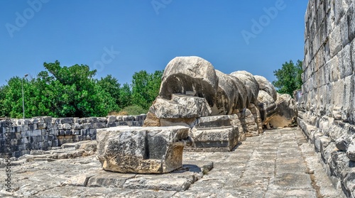 Tableau sur toile Broken Column in the Temple of Apollo at Didyma, Turkey