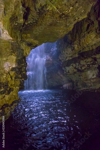 Wasserfall in der Smoo cave, Höhle in Durness, Schottland