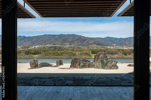 阿讃山脈と吉野川の借景、本楽寺