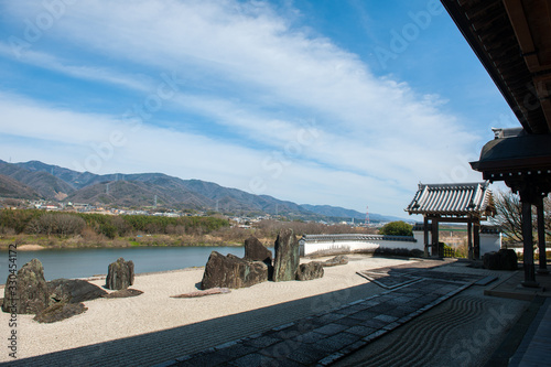 阿讃山脈と吉野川の借景、本楽寺