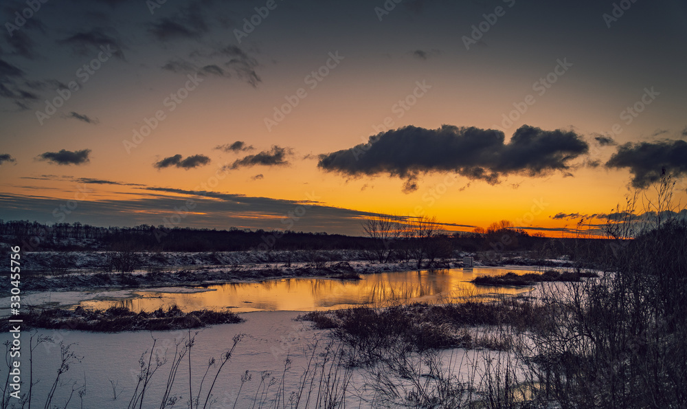 Obraz premium Winter sunrise on river