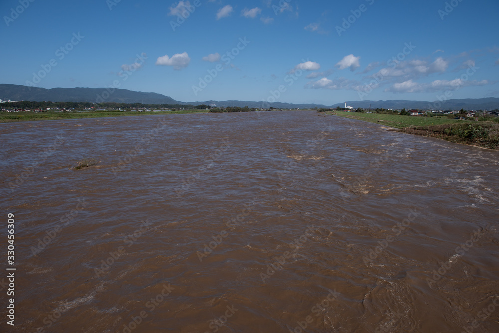 氾濫する阿武隈川