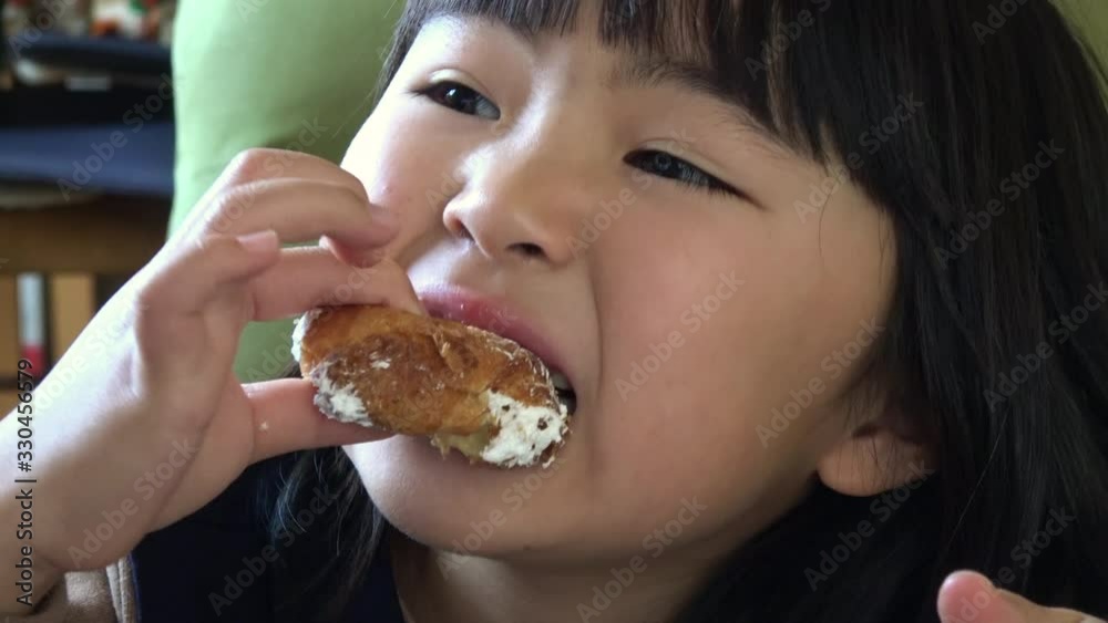 おやつを食べる女の子 4K Little girl eating a sweet おやつを食べる女の子 4K Little girl eating a sweet