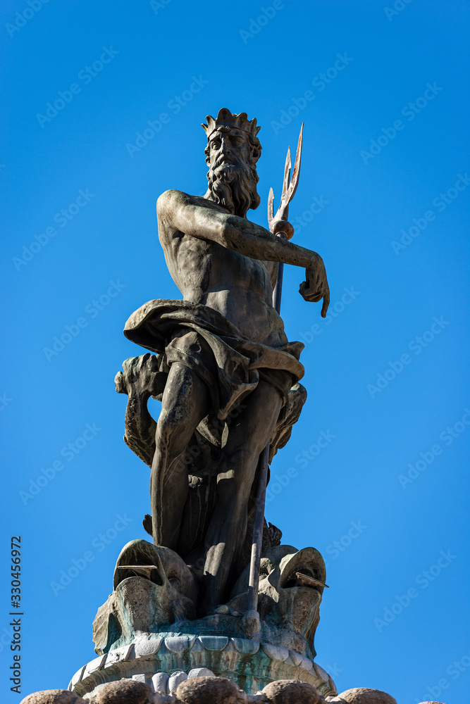 Obraz premium Fountain of Neptune, bronze statue of the Roman God with the trident in the Cathedral square (Piazza del Duomo), Trento downtown, Trentino-Alto Adige, Italy, Europe