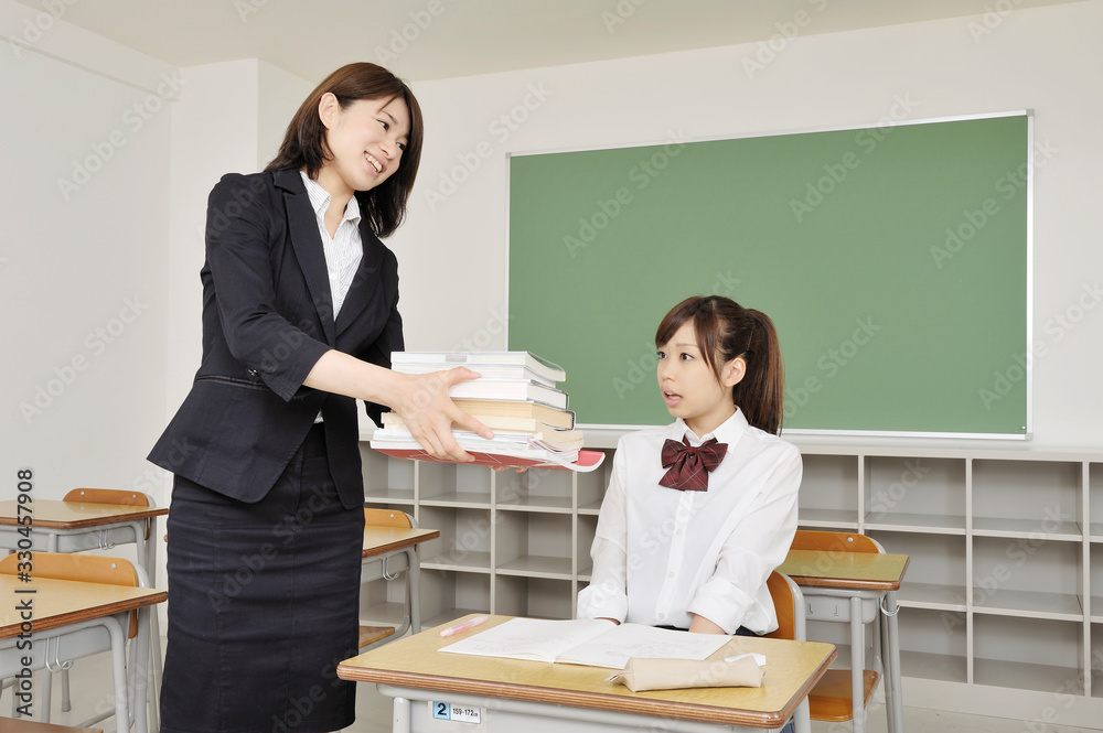 沢山の宿題に驚く女子学生 沢山の宿題に驚く女子学生