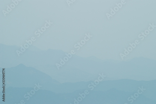 霧のかかった山並み © maco