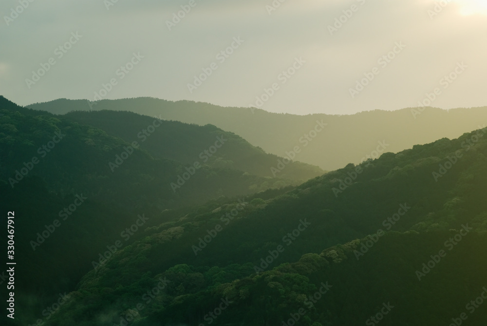 Fototapeta premium 山肌に差込む光