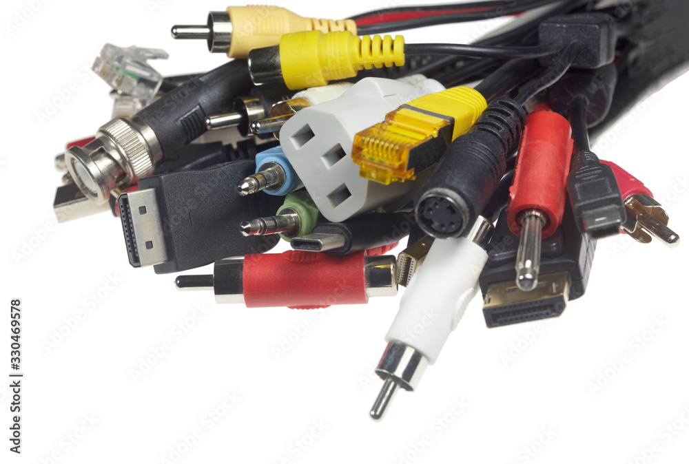 Ein Bündel verschiedener elektrischer Stecker vor weißem Hintergrund. Ein Bündel verschiedener elektrischer Stecker vor weißem Hintergrund.