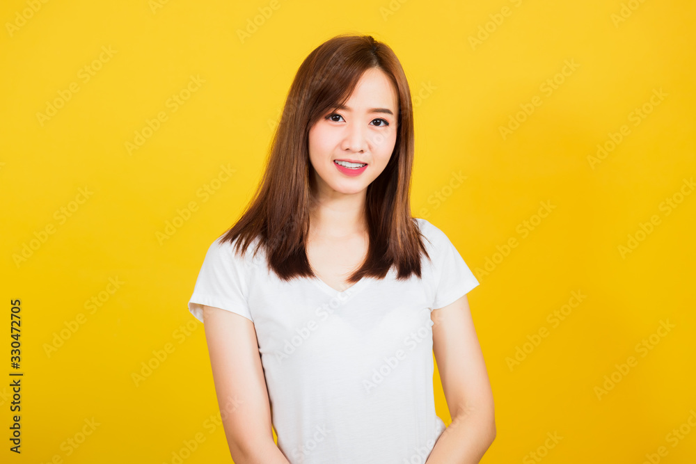 Obraz premium woman teen standing wear t-shirt smile white teeth