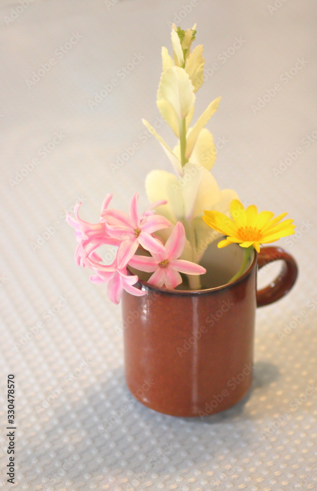 カップに入った小さな花 柔らかい雰囲気 カップに入った小さな花 柔らかい雰囲気