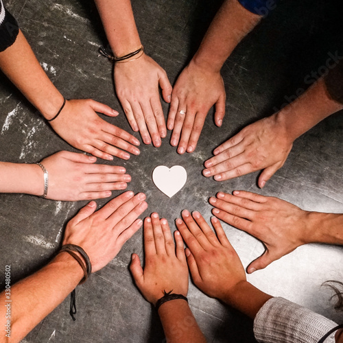 mains de la jeunesse pour l'amour