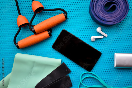 Material deportivo para poder practicar deporte en casa y al aire libre, bandas elasticas., cascos,	