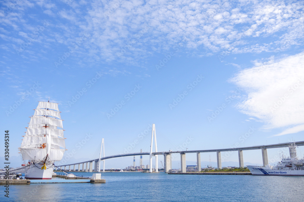 Obraz premium 海王丸と新湊大橋