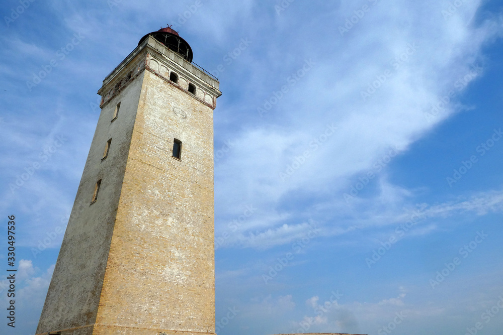 .Leuchtturm von Rubjerg Knude am Originalstandort aufgenommen im Juni 2019 vor dem Umzug des Leuchtturmes ins Landesinnere