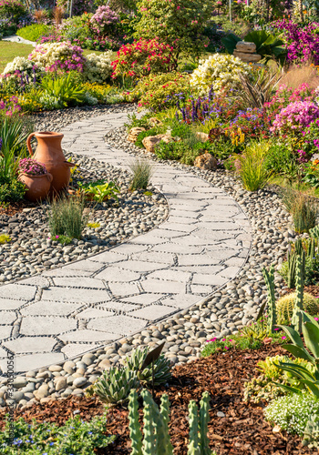 Fototapeta Naklejka Na Ścianę i Meble -  path leading through a garden