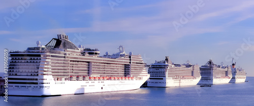 Navires de croisière au port de Barcelone, Espagne photo