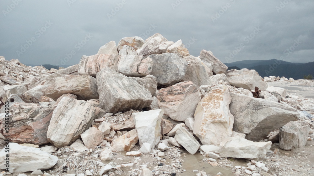The stones of the marble mountain of different sizes.