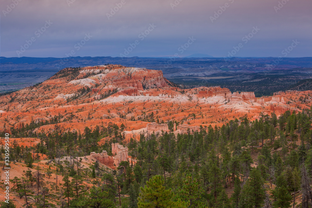 Naklejka premium Bryce Canyon during dusk, USA