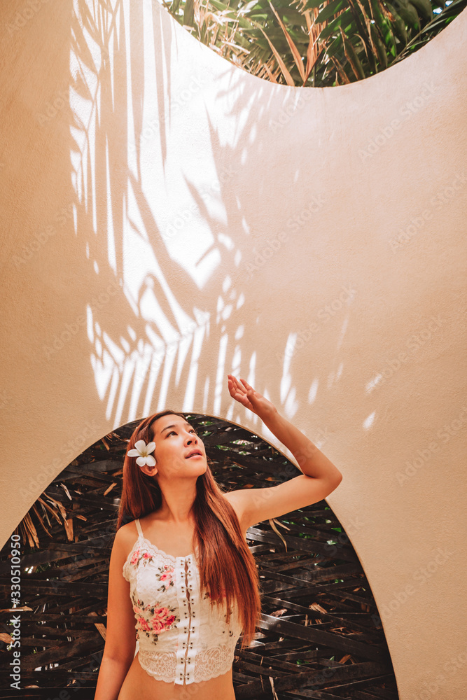 Obraz premium Asian woman relaxing in outdoor bath with tropical sea luxury spa hotel, lifestyle concept